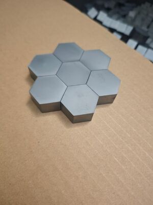 Placa Balística de Carboneto de Silício Sinterizado Sem Pressão, Curva Única, 250x300mm, Nível NIJ III+, Inserção de Armadura Multi-Impacto