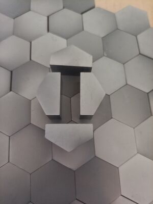 Placa Balística de Carboneto de Silício Sinterizado Sem Pressão, Curva Única, 250x300mm, Nível NIJ III+, Inserção de Armadura Multi-Impacto