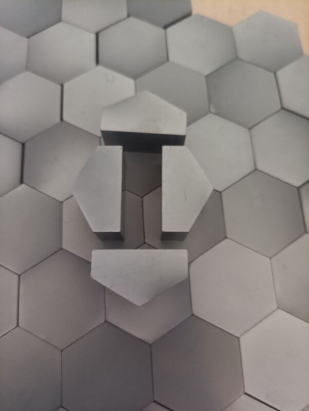 Chapa balística hexagonal sinterizada de carburo de silício sem pressão com proteção NIJ Nível III e geometria hexagonal de 50 mm para blindagem de veículos
